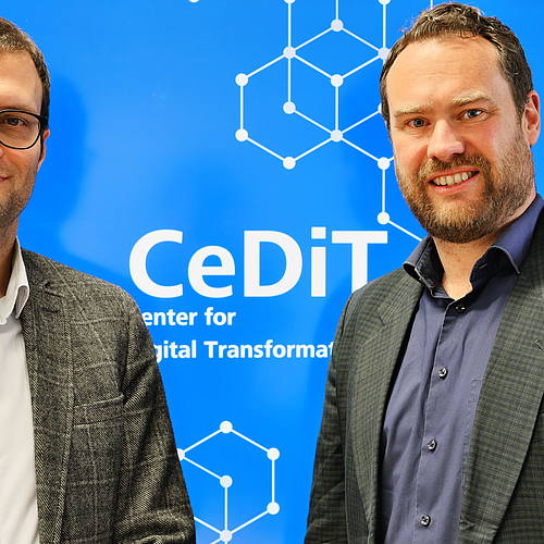 Portrait von Stefan Morana (links) und Eric Grosse vor dem Logo des Cedit