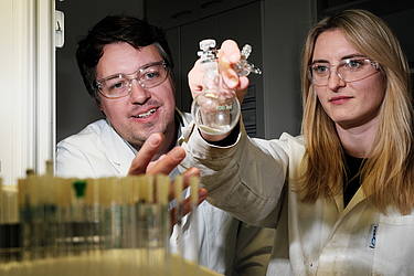 Foto von André Schäfer und Inga Bischoff im Labor.