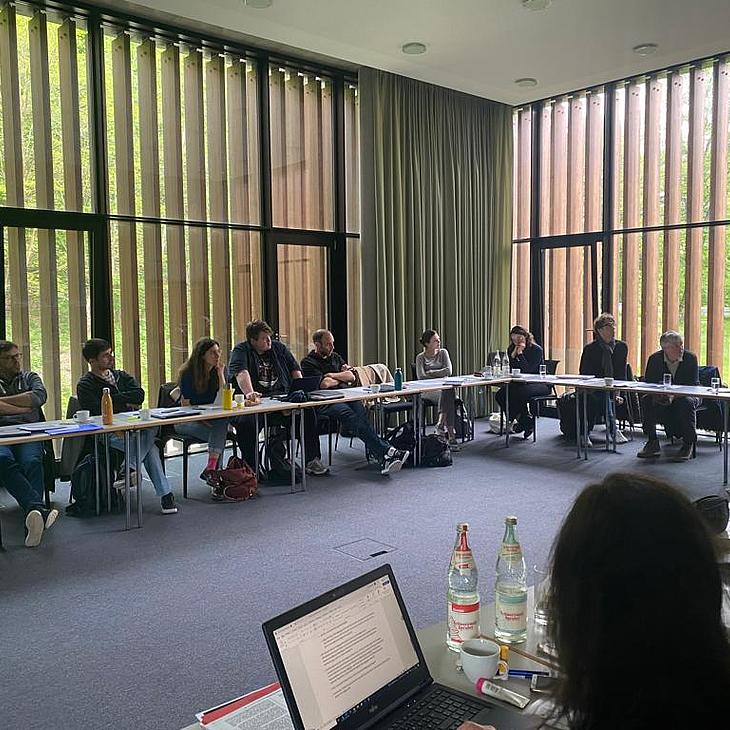 Das Plenum diskutiert nach dem Vortrag von Isabelle Dill