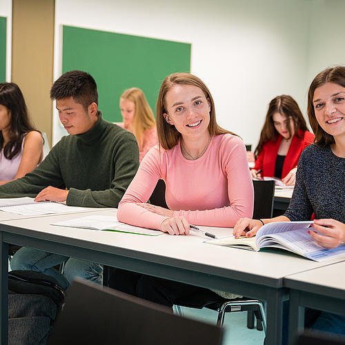 Studenten in einem Seminarraum