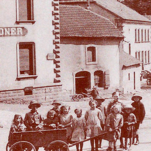 Schwarz-Weiß-Foto mit Kindern auf einer Dorfstraße