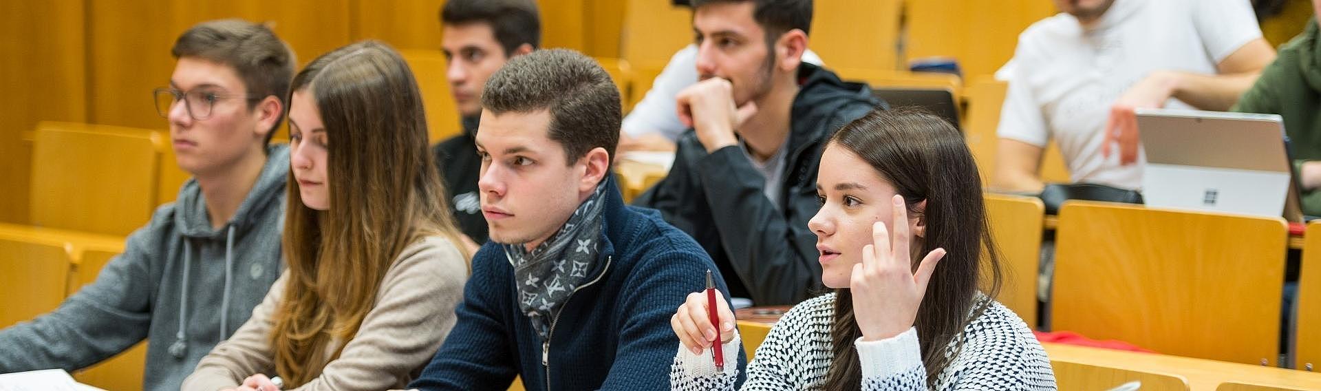 Studierende sitzen in einem Hörsaal der Universität des Saarlandes