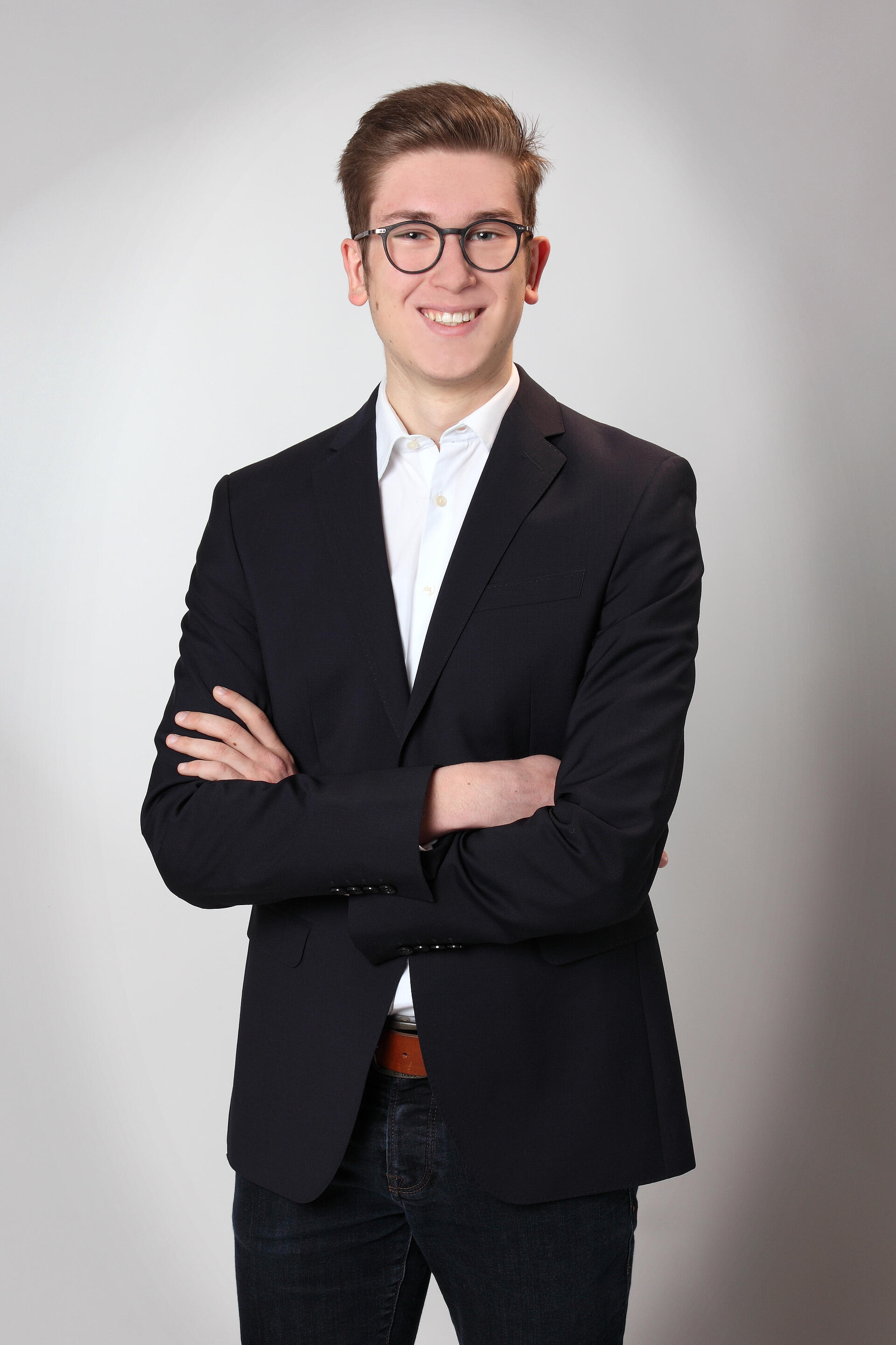 Auf dem Bild Ist Luca Fischer zu sehen, der als studentische Hilfskraft der arbeitet.