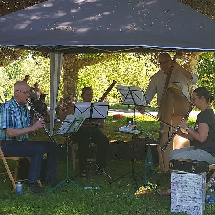 [Translate to Französisch:] Band draußen unter Pavillon