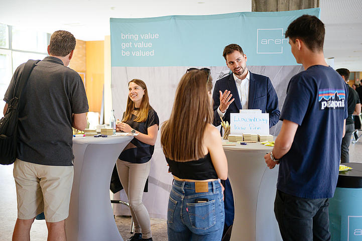Studierenden werde an einem Messestand beraten.