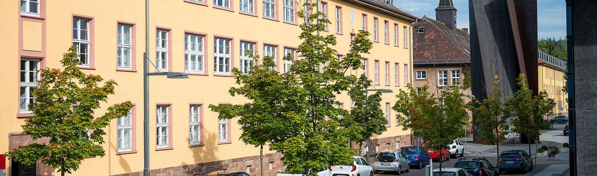 Campusansicht: Die Stahlskulptur Torque von Richard Serra und Gebäude A2 4