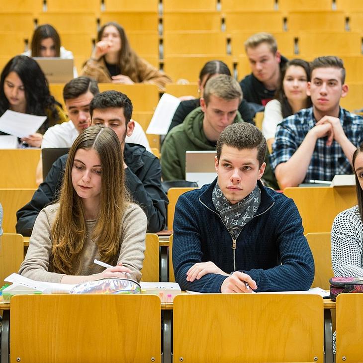 Studenti seduti in aula