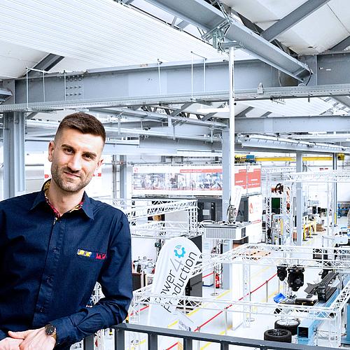 Portraitfoto von Professor Paul Motzki in einer Forschungshalle. 