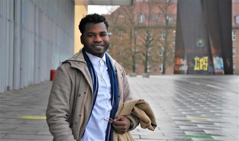 Pascal Ahiagble vor dem "Torque" auf dem Saarbrücker Campus