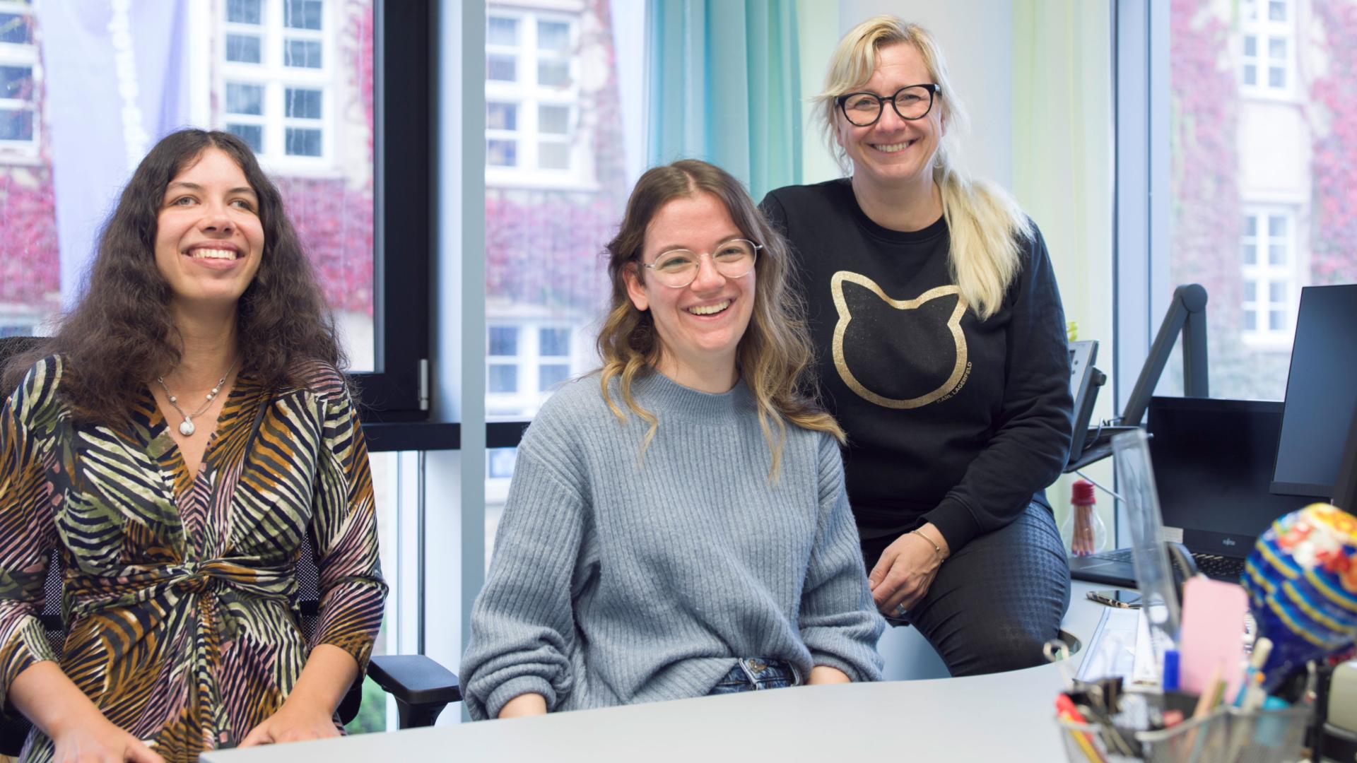 Das Guidanceteam (von links nach rechts): die Inklusionsguides Nina Becker und Deniz Erbug sowie Michelle Froese-Kuhn von der Universität des Saarlandes