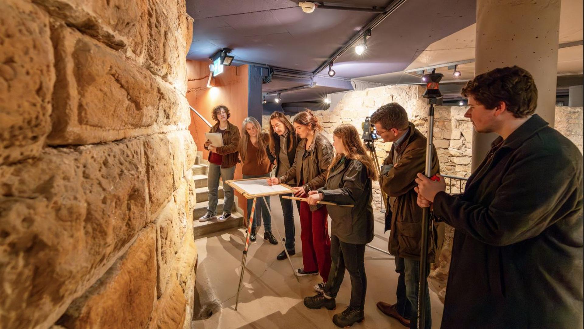 Studierende erfassten Stein für Stein der Mauer des Roten Turms am Saarbrücker Schloss in einer maßstabsgetreuen Zeichnung.
