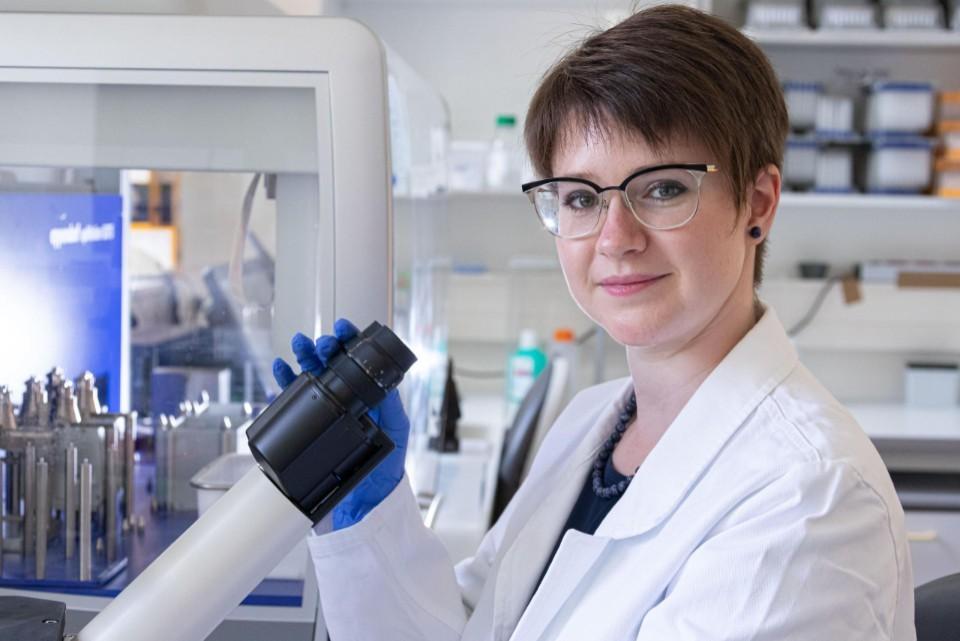 Caroline Diener steht im Labor