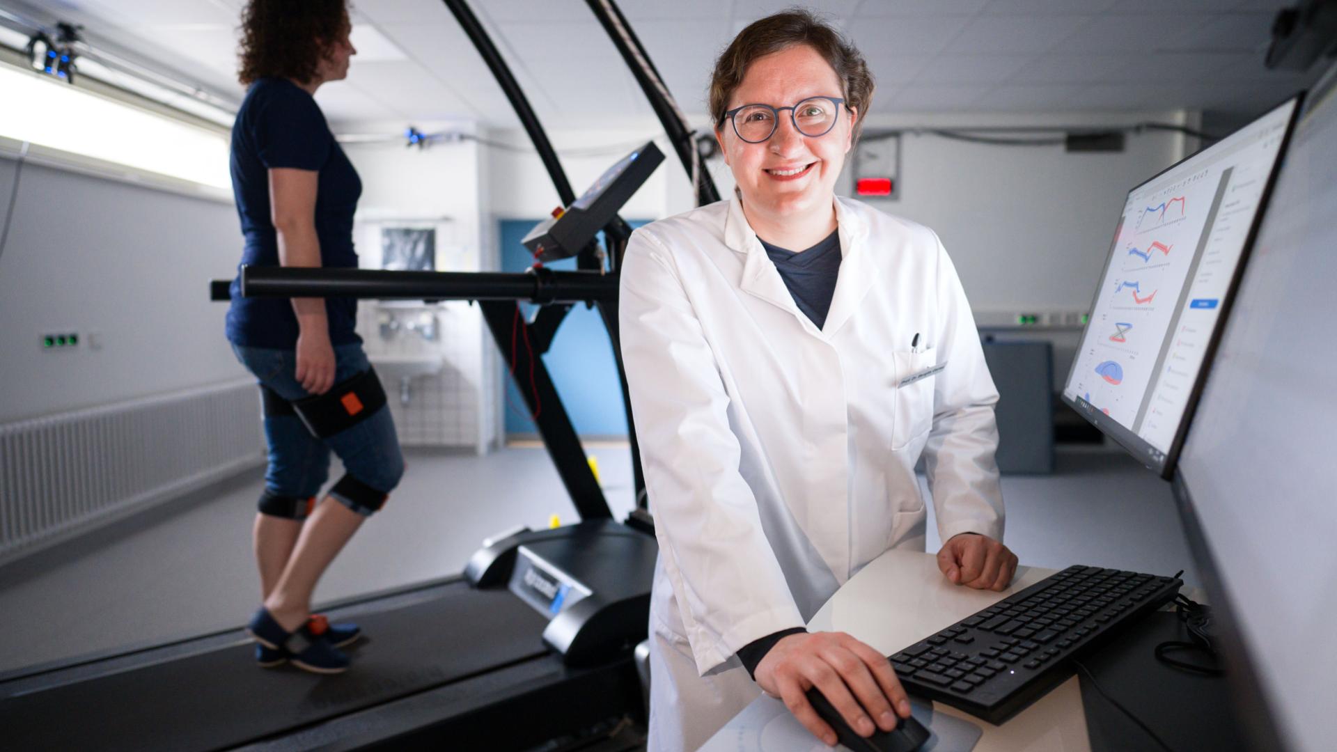 Bergita Ganse bei Experimenten im Labor