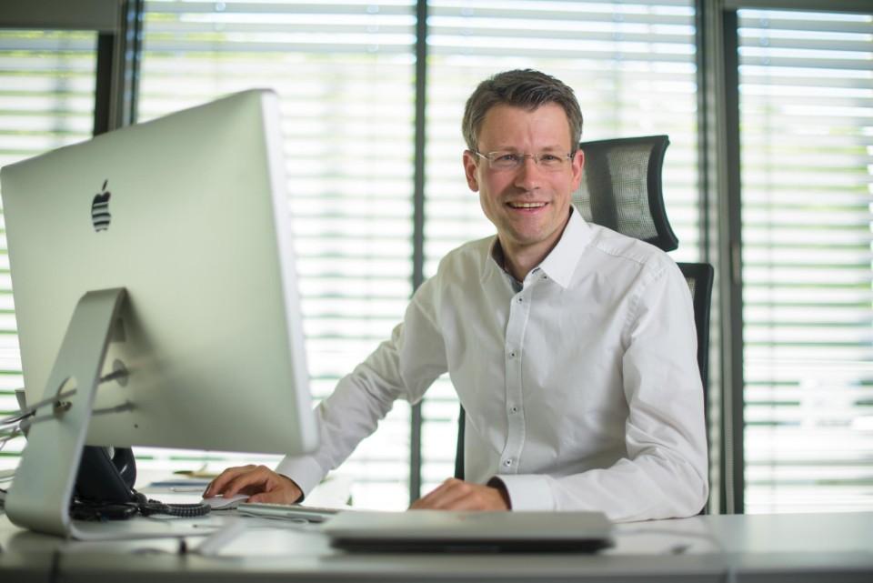 Andreas Keller sitzt am Schreibtisch