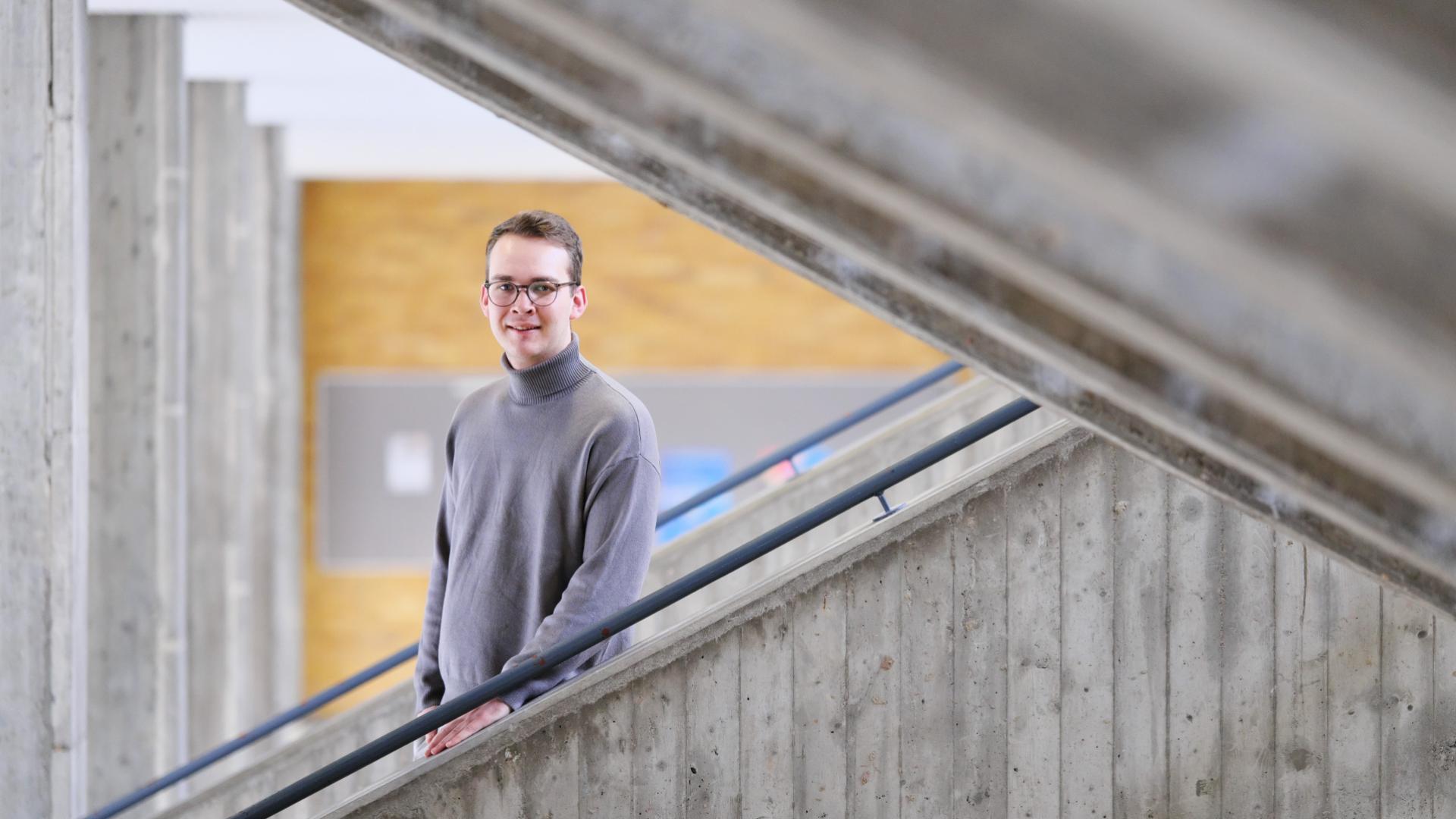 Maximilian Kuntz auf der Betontreppe