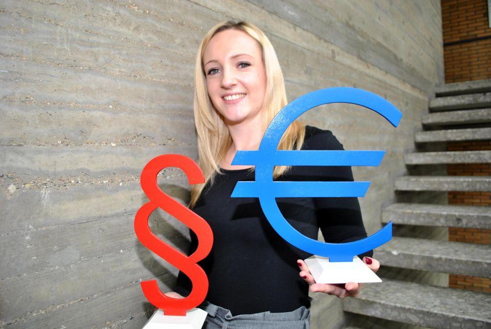 Junge Frau mit Paragraphen- und Euro-Symbol
