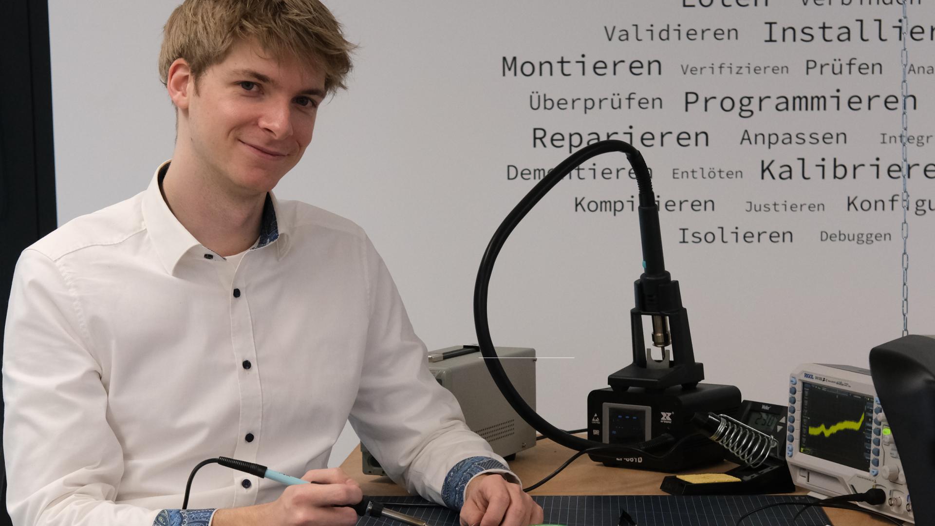 Junger Mann an einem elektronischen Gerät