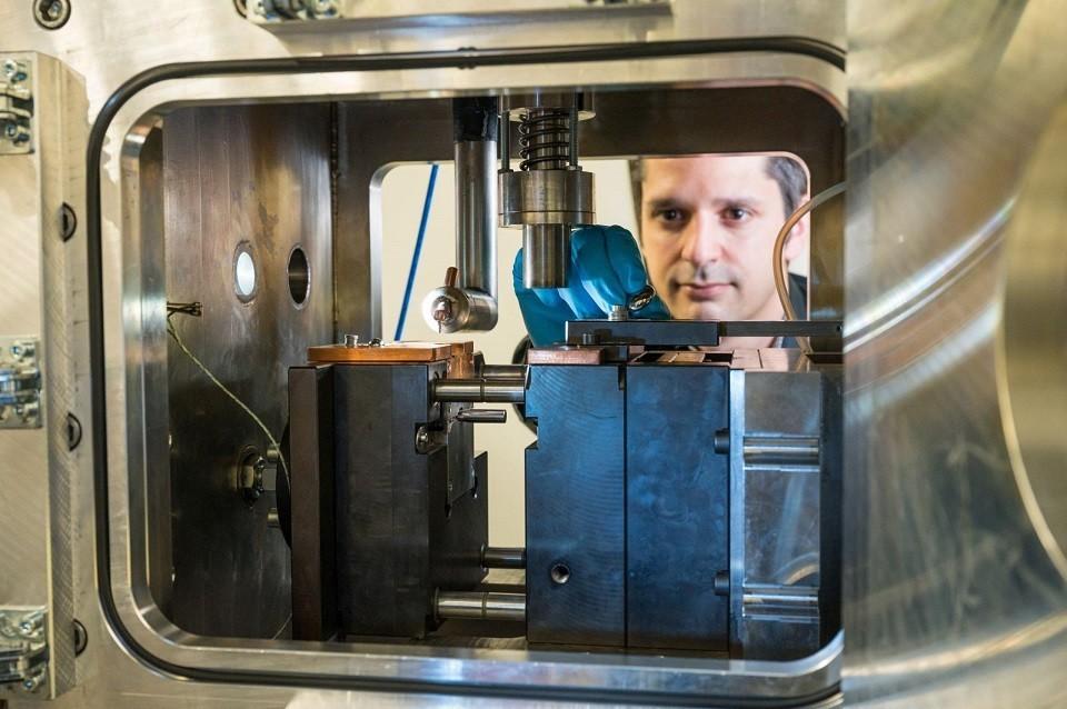 Mann hinter einer Gerätschaft der Amorphous Solutions GmbH