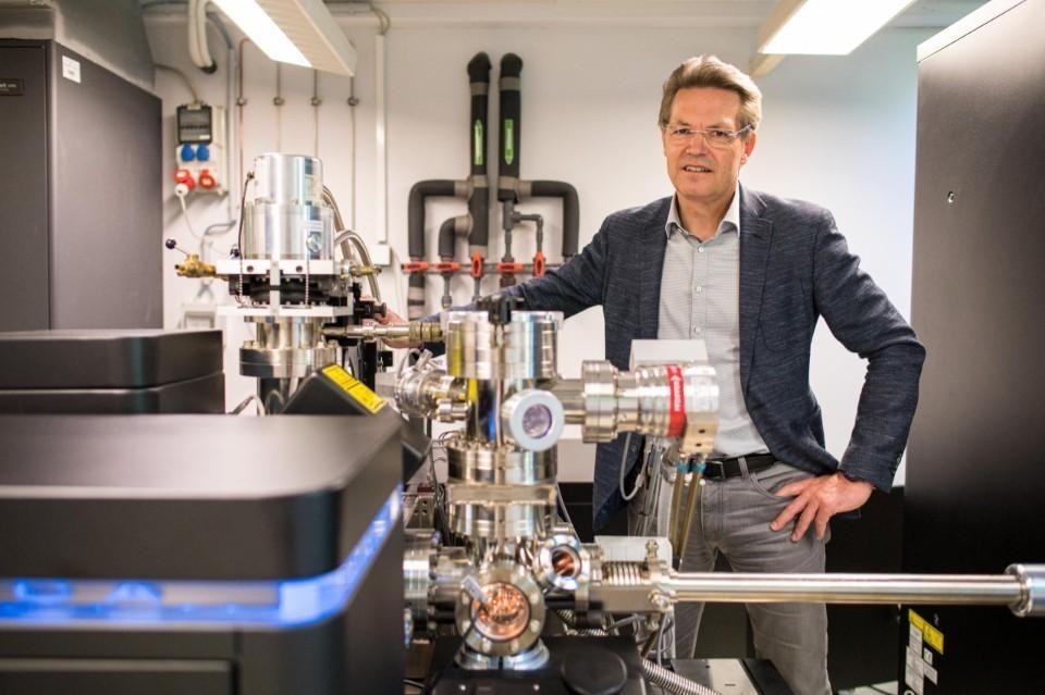 Frank Mücklich steht hinter einer Maschine