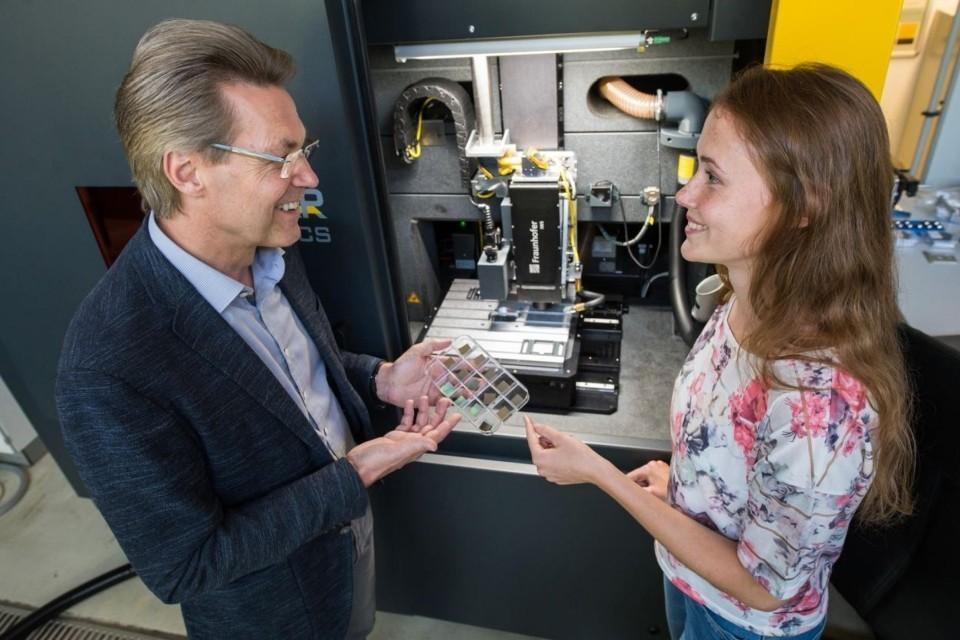 Professor Mücklich diskutiert mit einer Studentin Forschungsproben.