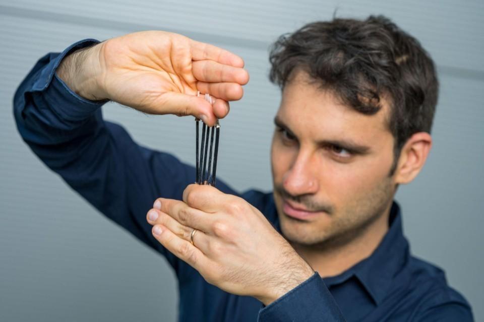 Juniorprofessor Gianluca Rizzello begutachtet die künstlichen Muskeln für flexible Roboterarme.