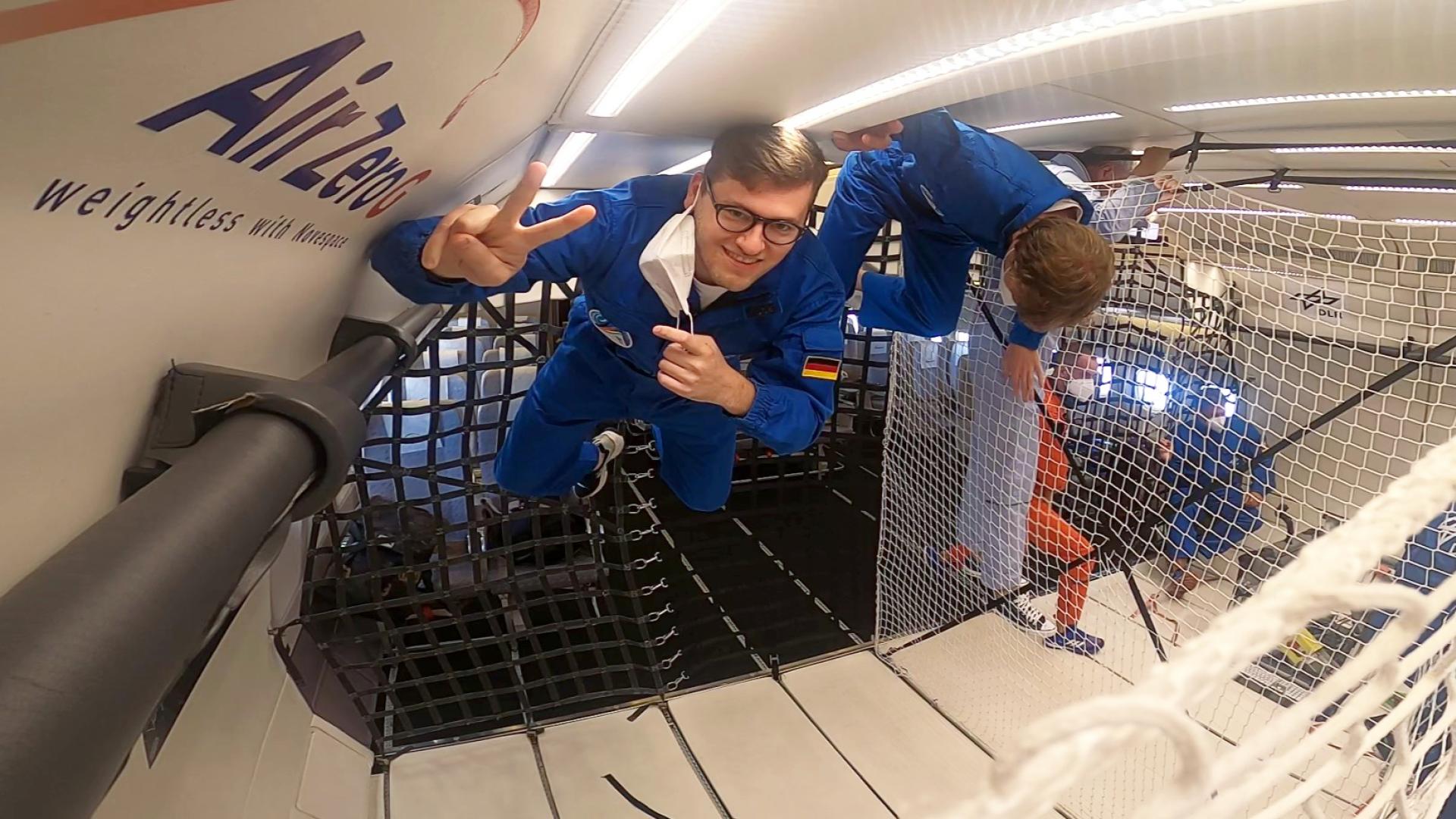 Lucas Ruschel bei einem Forschungsflug schwebend im freien Fall