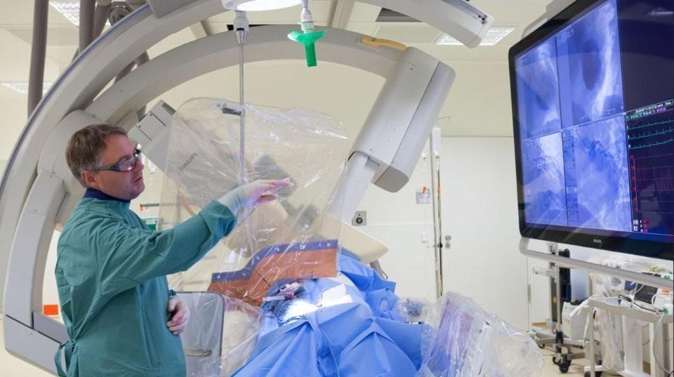 Bruno Scheller, Leiter der interventionellen Kardiologie im Universitätsklinikum Homburg, im Operationssaal.
