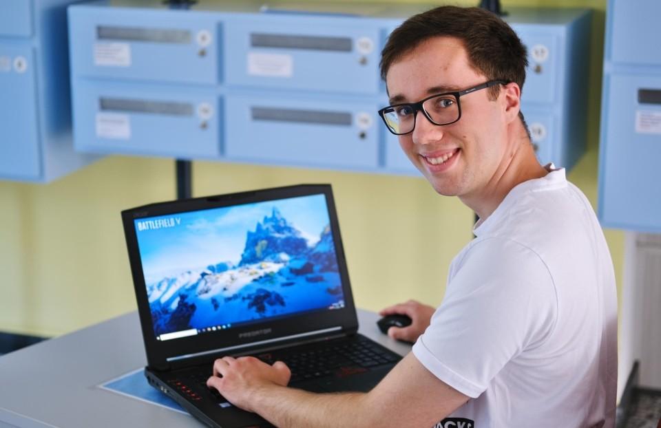 Thomas Schmolze zeigt das Computerspiel "Battlefield V", das Szenarien aus dem Zweiten Weltkrieg aufgreift.