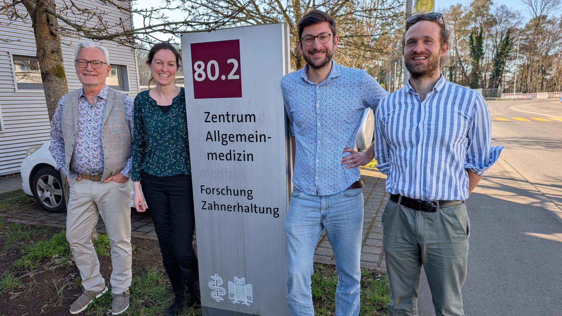 Das Team des Zentrums Allgemeinmedizin, v.l.: Prof. Dr. med. Johannes Jäger (Leitung), Dr. Sara Volz-Willems (Lehrkoordinatorin), Preisträger Dr. med. Sinan Durant (wissenschaftlicher Mitarbeiter), Prof. Dr. med. Fabian Dupont (Lehrprojektleitung)