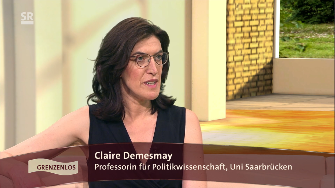 Claire Demesmay im Fernsehstudio des Saarländischen Rundfunks