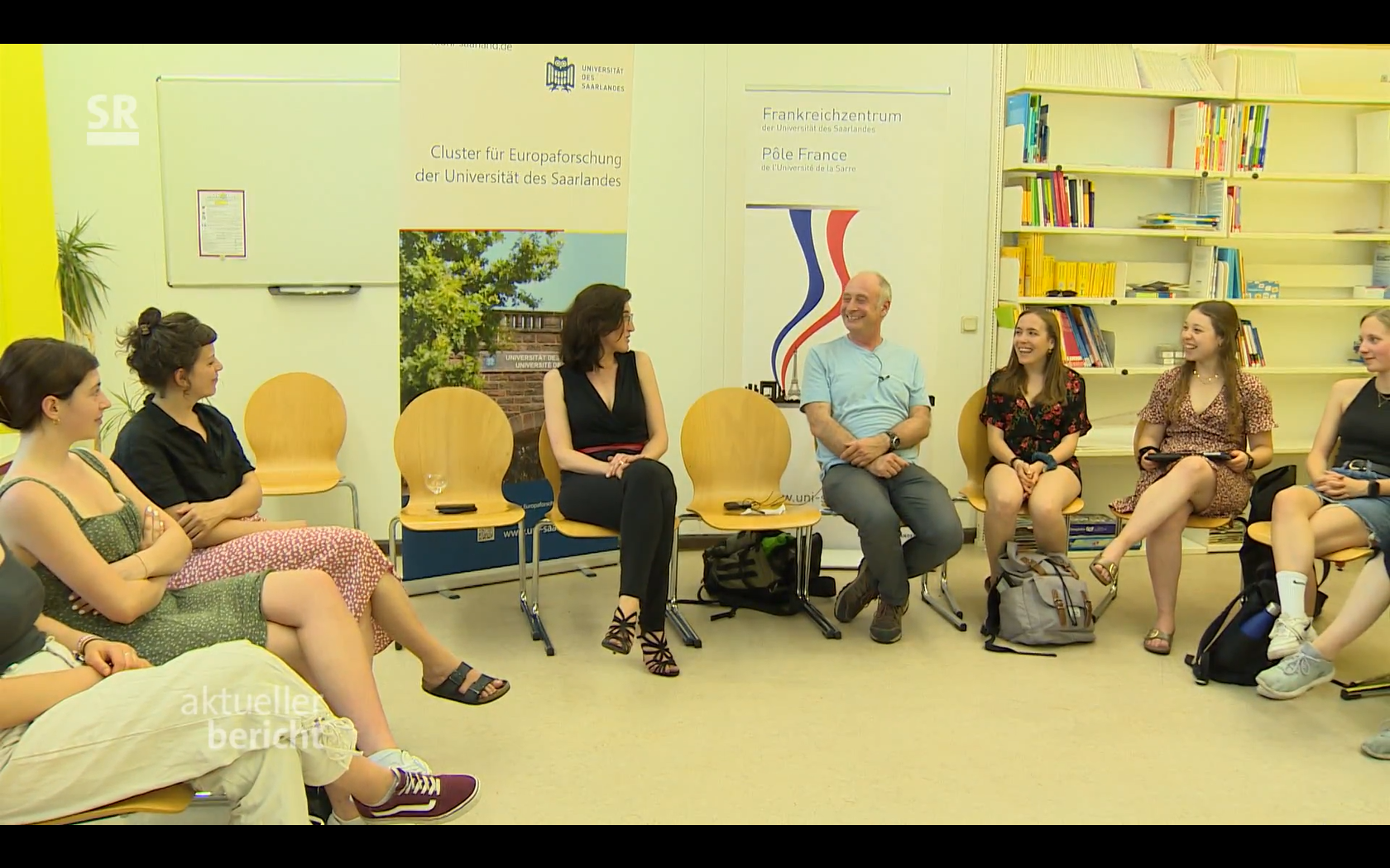 In einem Stuhlkreis sitzen sechs Studierende mit Claire Demesmay (5. v. l.) und Emmanuel Peterfalvi (4. v. l.) zusammen  