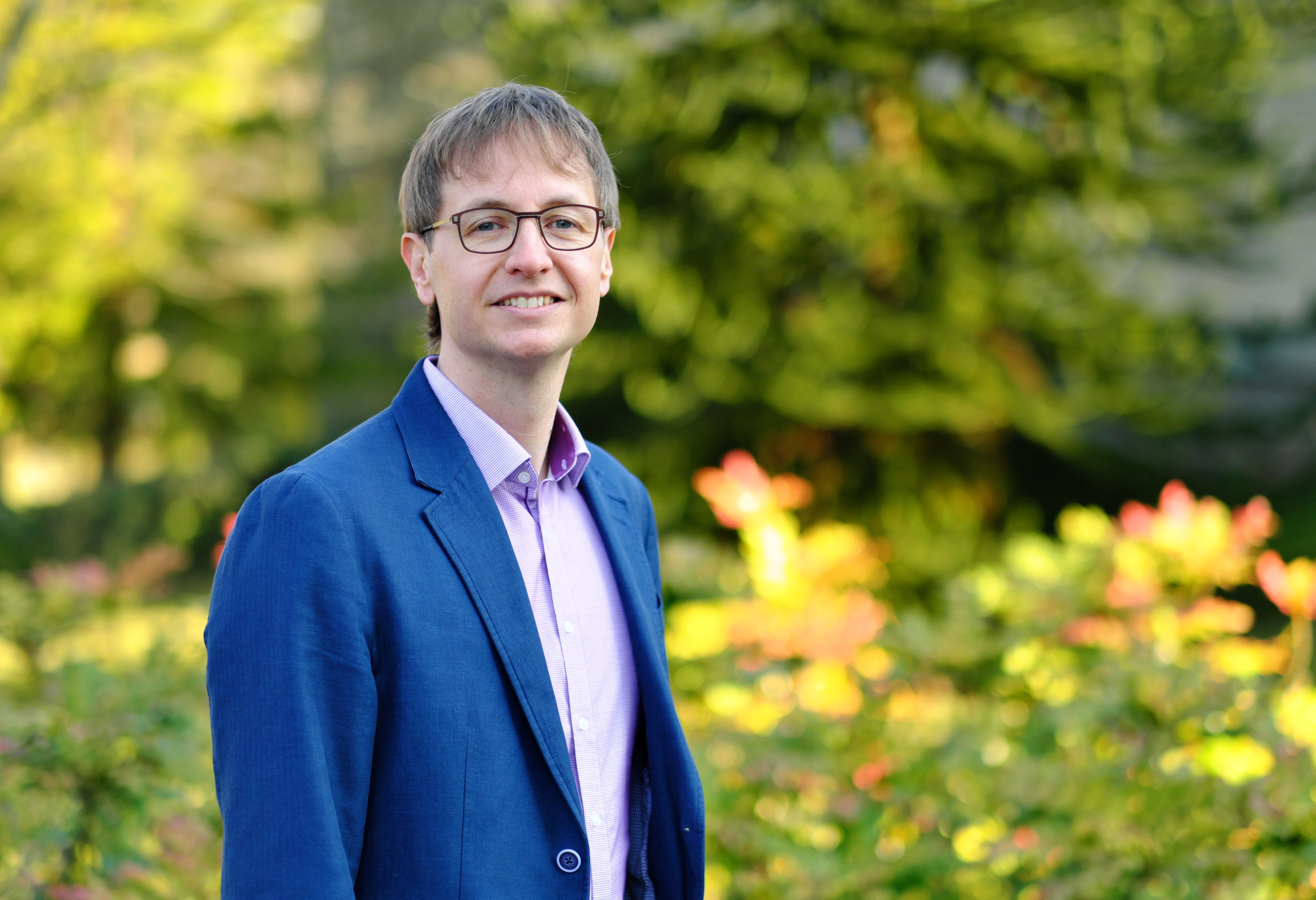 Porträtfoto von Florian Weber, Professor für Europastudien, Schwerpunkt Westeuropa und Grenzräume an der Universität des Saarlandes