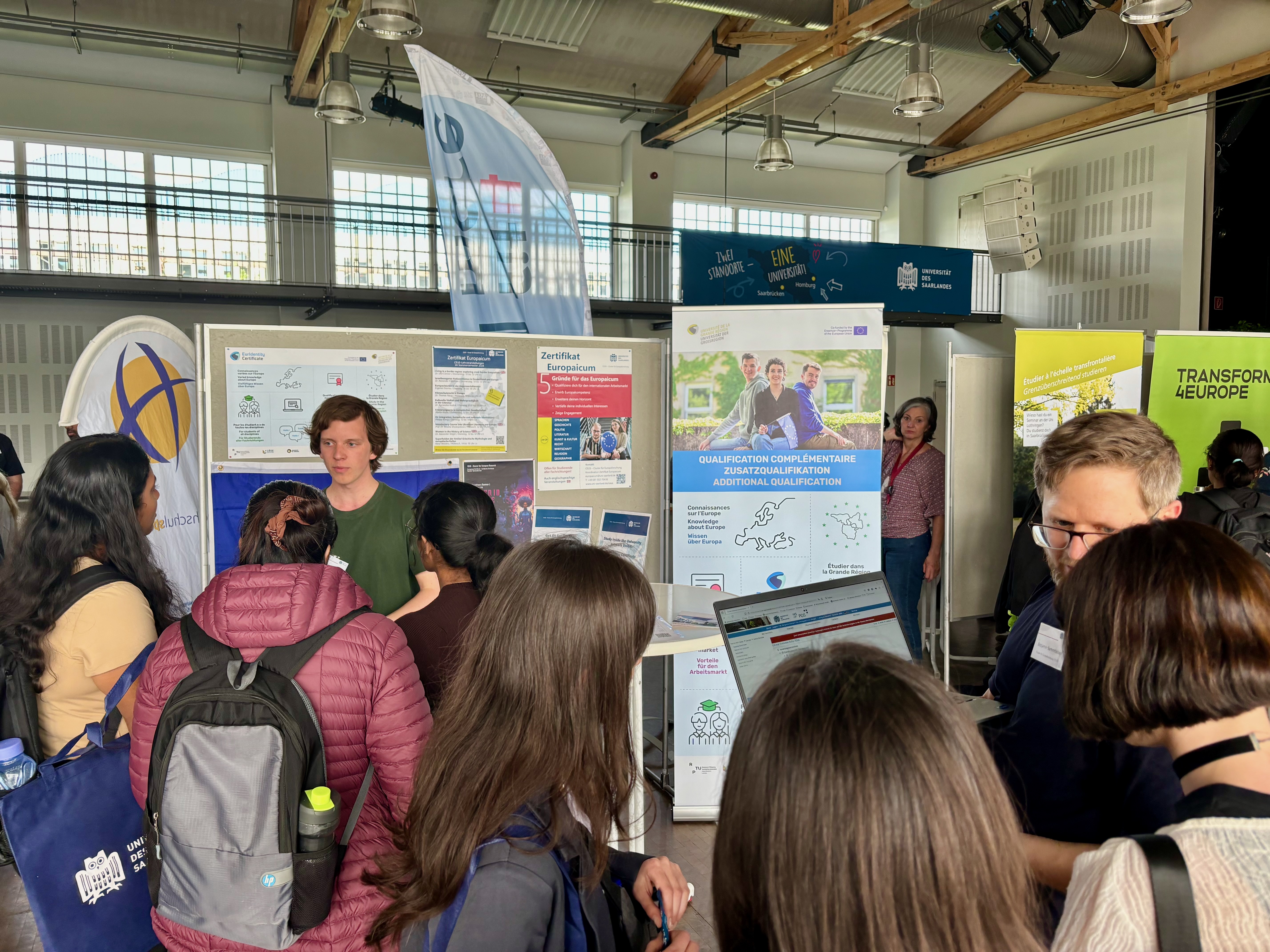Michael Eberle undBenjamin Sammtleben mit internationalen Studierenden im Gespräch zum Studienangebot des Zertifikat Europaicum und des EurIdentity Certificate im Rahmen der Welcome Weeks am 8.4.2024 an der Universität des Saarlandes