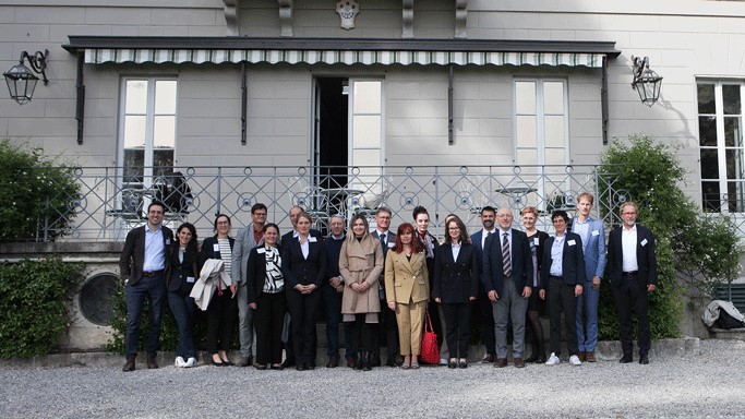 Gruppenfoto aller Teilnehmenden vor der Villa Mylius-Vigoni