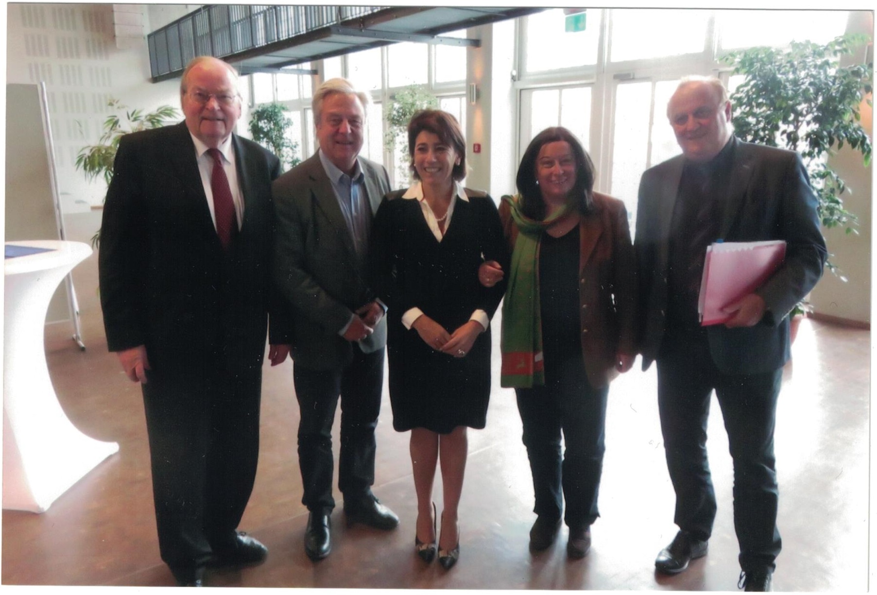Gruppenfoto von Prof. Dr. Georg Ress, Prof. Dr. Volker Linneweber, Constança Urbano de Sousa, Prof. Dr. Tiziana Chiusi, Klaus Bouillon bei der 1. Saarbrücker Europa-Konferenz