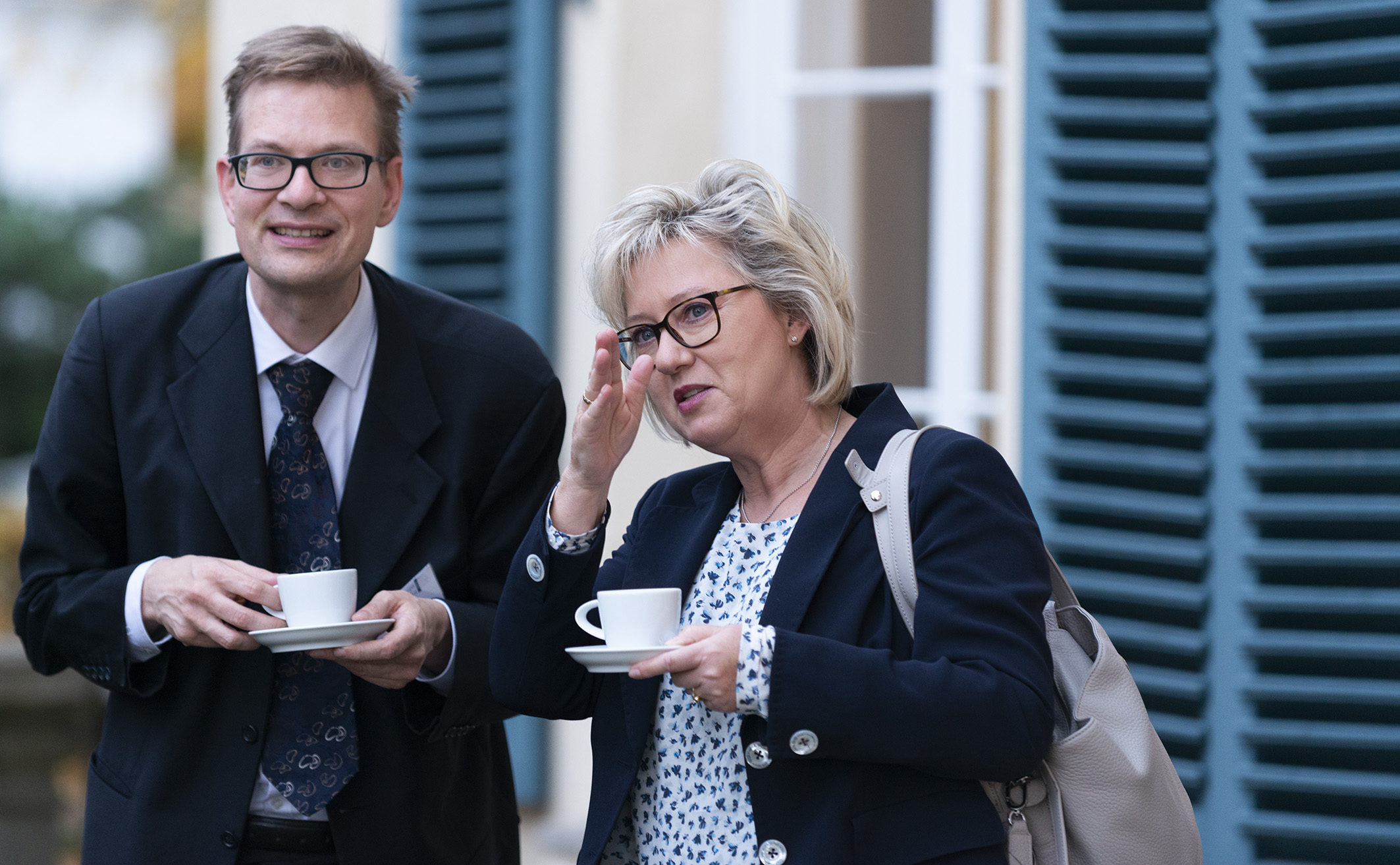 Prof. Poutvaara und Prof. Gröppel-Klein im Gespräch während der Kaffeepause