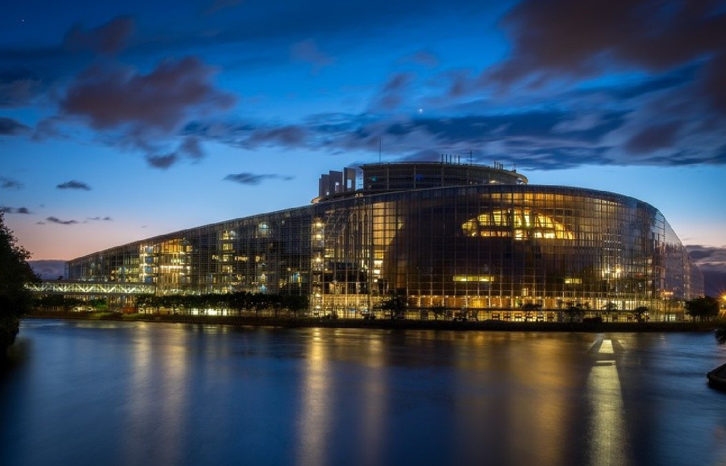 Europäisches Parlament Straßburg am Abend