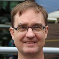 Braunhaariger Mann mit Brille.