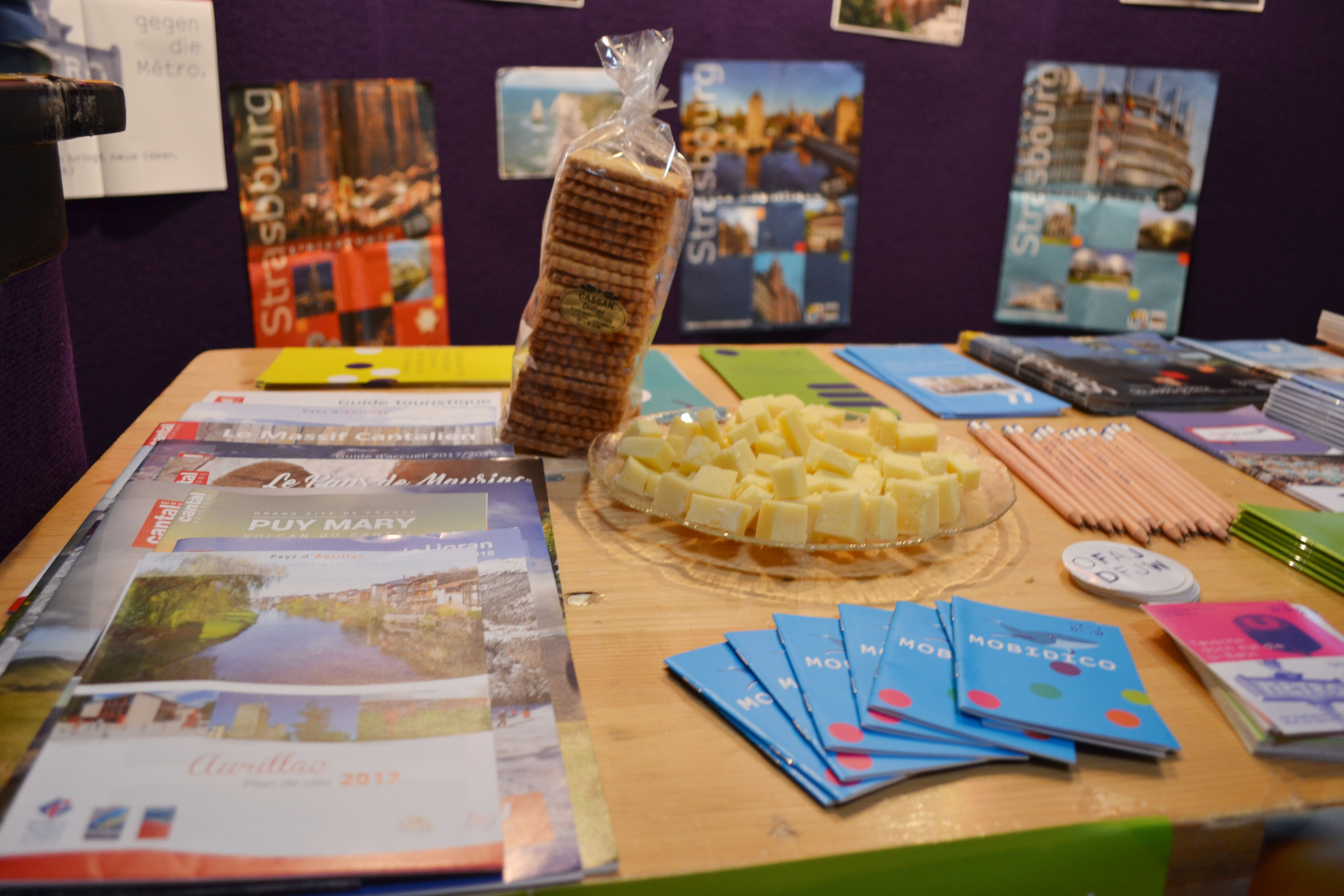 Table d'information avec flyers