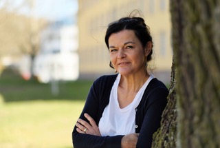 Dr. Barbara Wolf Frau mit schwarzen Haaren