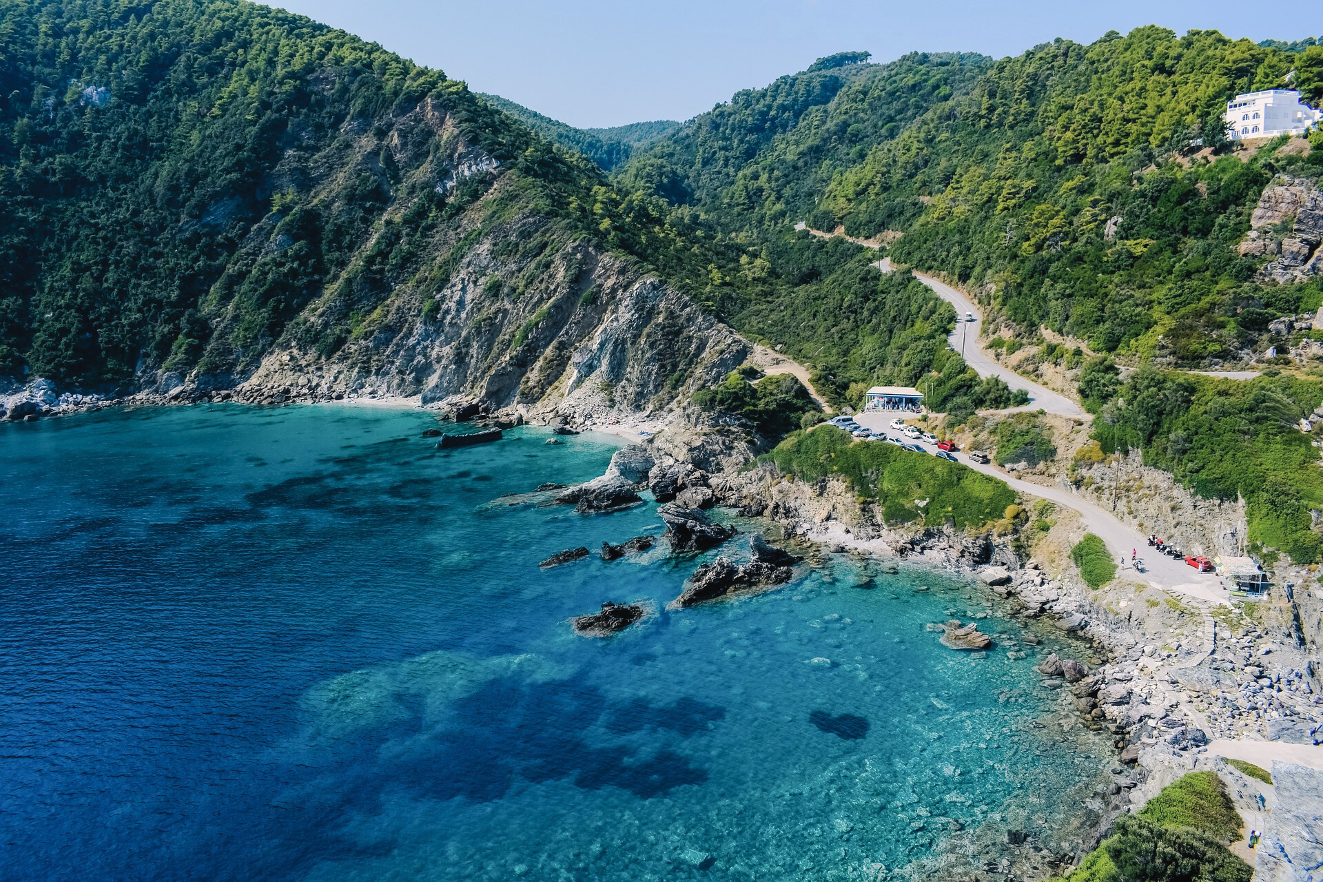 Gebirgige Landschaft und Meer