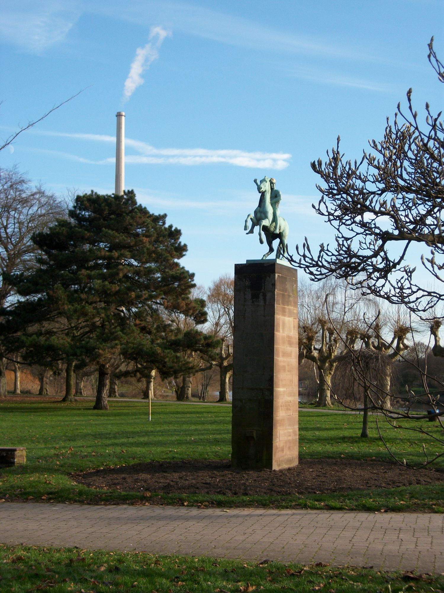 Ein Denkmal in einem Park, das einen Reiter darstellt.