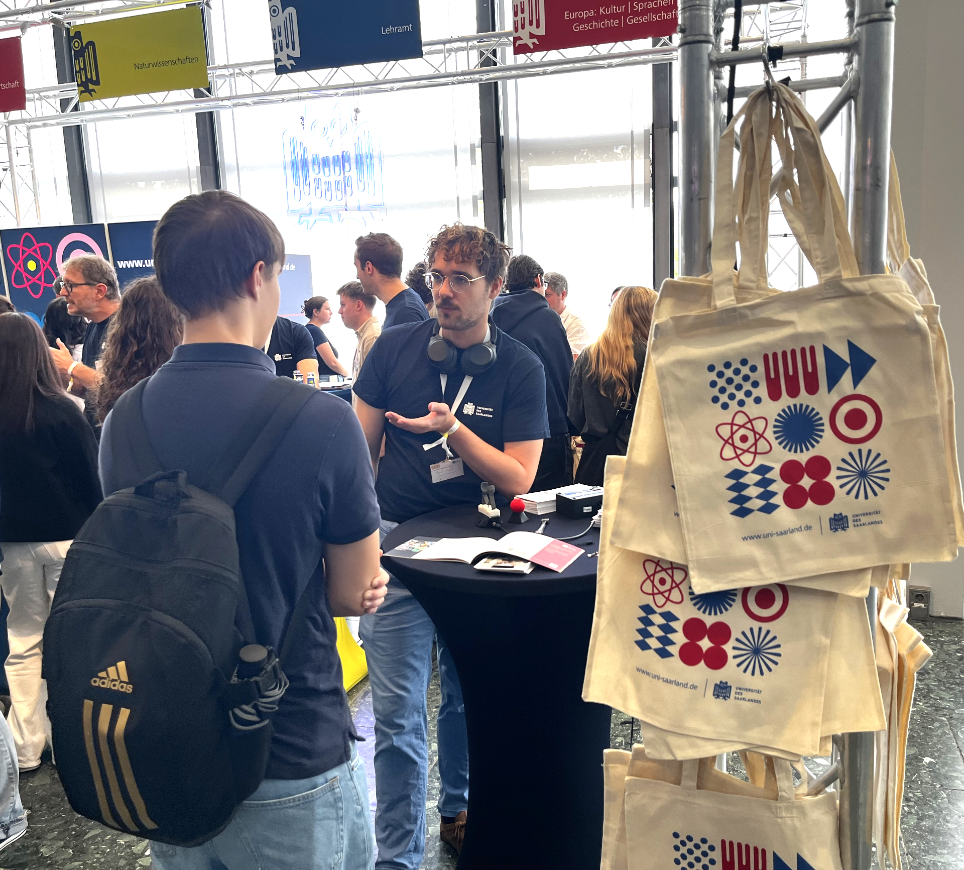 2 HiWis mit Exponaten aus Systems Engineering