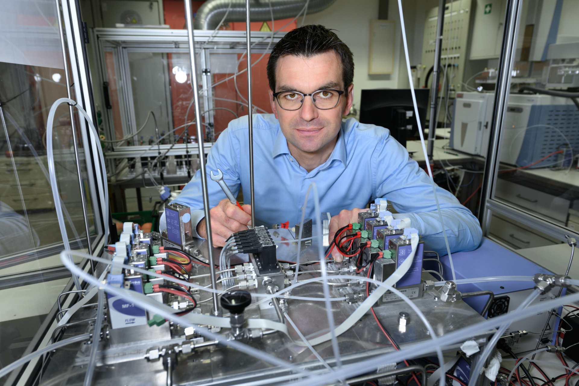 Wissenschaftler Christian Bur mit Gassensoren