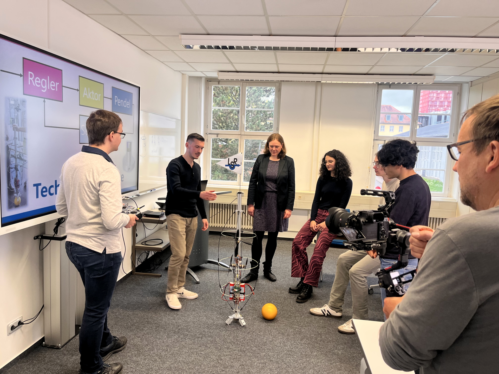 Seminar Systems Engineering mit Roboter der auf einem Ball balanciert