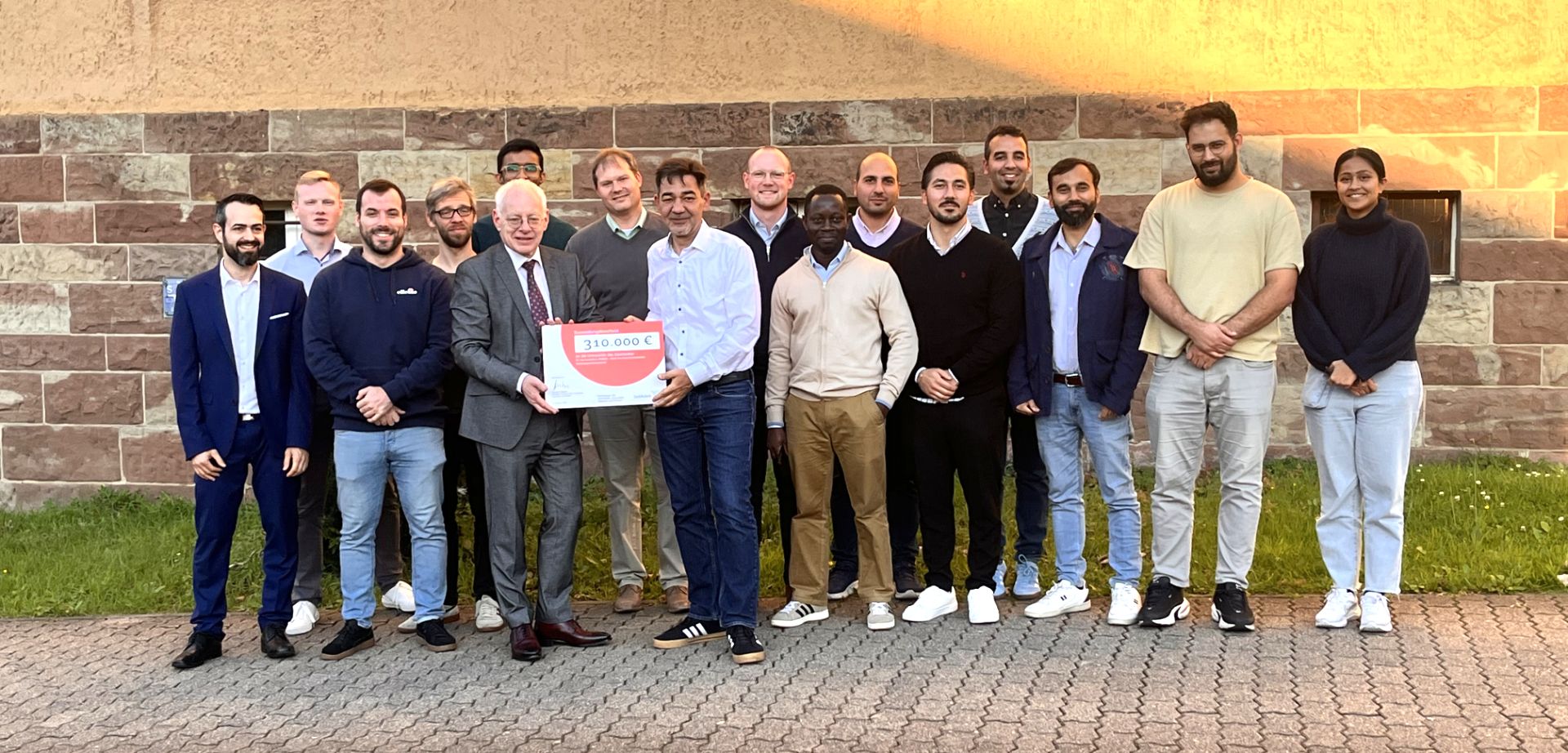 Gruppenbild Mitarbeitende des Lehrstuhls und Minister Barke