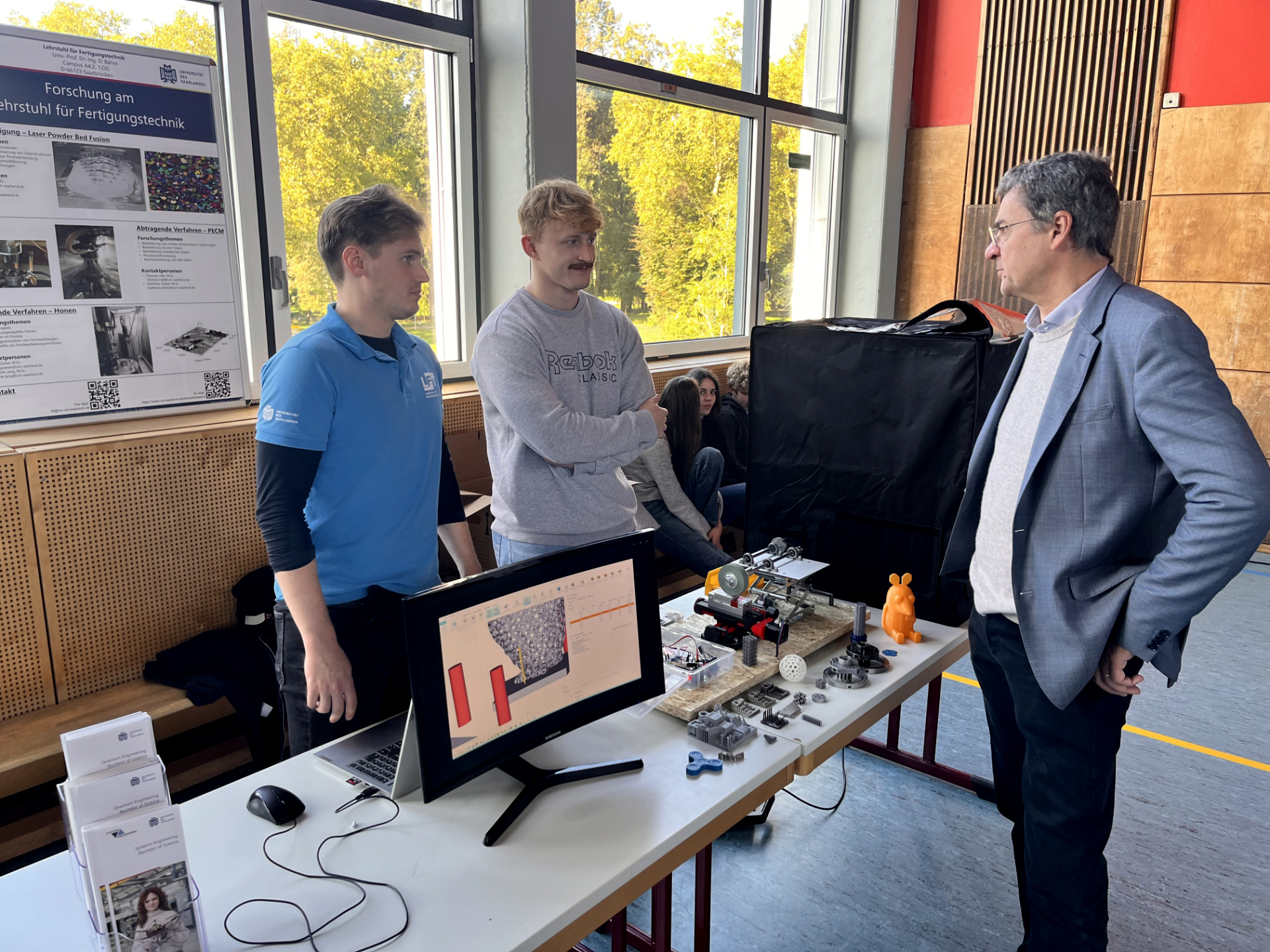 Infostand Lehrstuhl Fertigungstechnik mit Demonstratoren