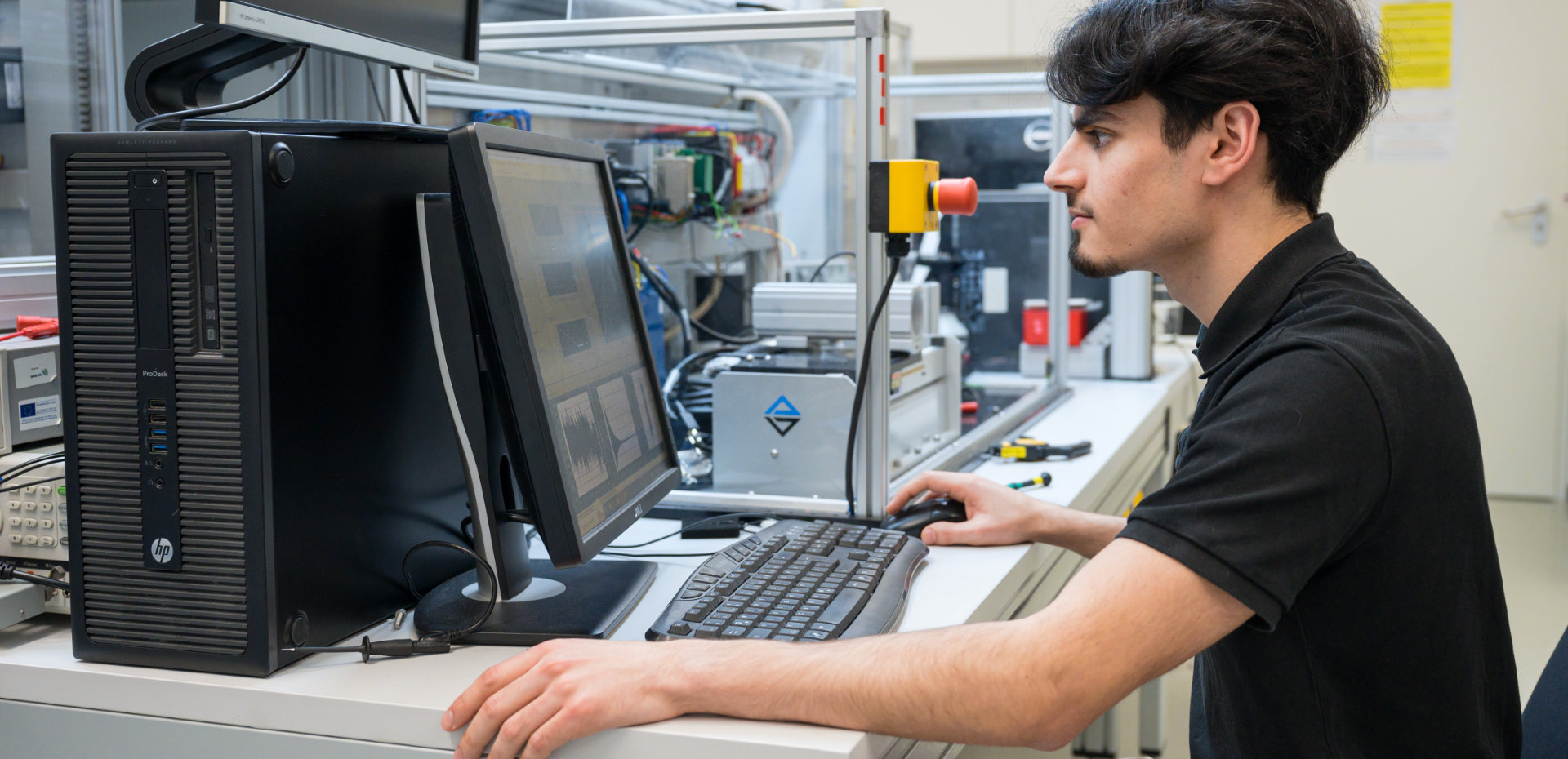 Student arbeitet am Computer im Labor