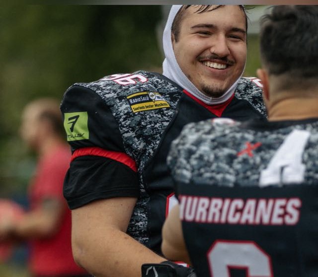 Das FSR Mitglied Duncan Jakobs in einem Sportoutfit für american football.