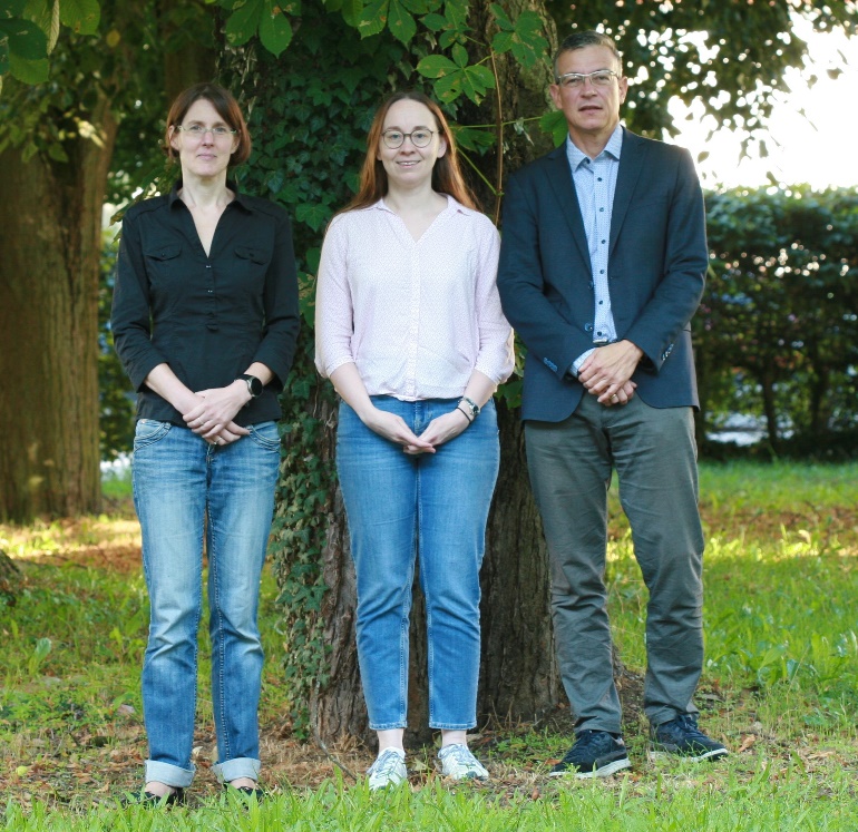 Gruppenfoto von Jun.-Prof. Dr. Daniela Yildiz, Prof. Dr. Olga V. Kalinina und Prof. Dr. Dr. Robert Bals